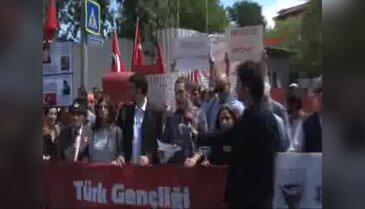 Vezneciler'de terör saldırısında ölenlere karanfilli anma