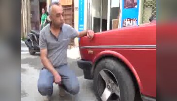 İzmir Alsancak'ta sokak magandası park halindeki araçların lastiklerini kesti