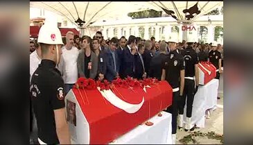 Kılıçdaroğlu'nun cami avlusuna girişi sırasında bir grup protesto etti