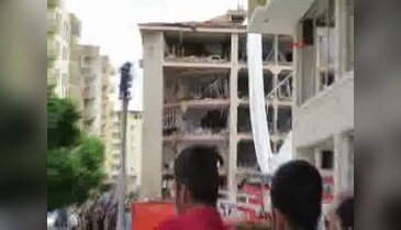 Midyat patlamanın şiddetiyle çevredeki işyerleri ve binalar büyük zarar gördü