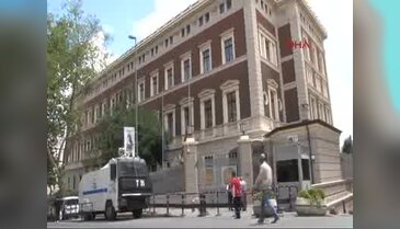 Almanya  ve Hollanda bayraklarını yarıya indirdi
