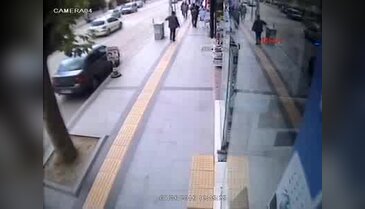 El freni çekilmeyen otomobil caddeye daldı