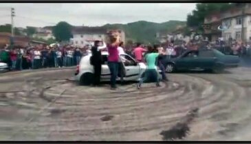 Drift atan gençlerin tehlikeli şovu