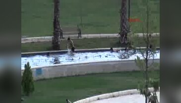 Şanlıurfa'da çocuklar süs havuzunda serinliyor