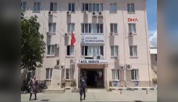 Diyaliz hastası annesini sırtında taşıyor