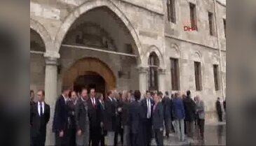 Sivas'ta Yağmur altında Vali karşılama kuyruğu
