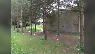 Bolu'da öğretmenler 2 metrelik kapıdan atlayarak okula gidiyor