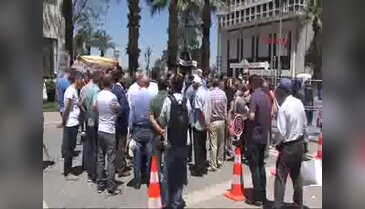 İzmir'deki Başbakanlık ofisine siyah çelenk bırakma krizi