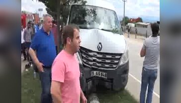 Bursa'da köpeğe çarpmamak için fren yapan minibüse otobüs çarptı: 19 yaralı
