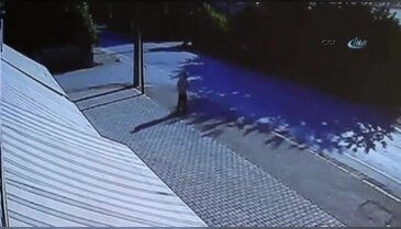 Otomobil motosiklete böyle çarptı