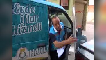 Şanlıurfa'da yoksul ailelere sıcak iftar yemeği servisi