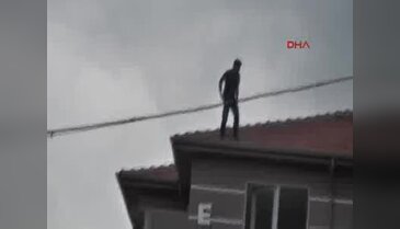 Konya'da 4 katlı binanın çatısını çıkıp intihara kalkıştı