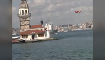 Rus savaş gemisi Türk bayrağıyla geçti