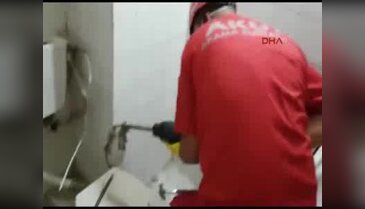 Denizli'de boruda sıkışan yavru kediyi AKUT kurtardı