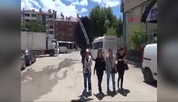 Tunceli'de Ak Parti binasına siyah çelenk bırakmak isteyen CHP'li kadınlara polis izin vermedi
