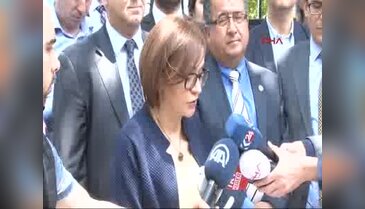 YARSAV üyeleri, HSYK'ya siyah çelenk bıraktı