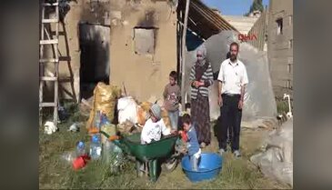 Yüksekova'da yıkılan evlerini yanına yaptıkları barakada kalıyorlar