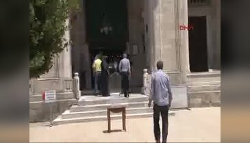 Eski Sağlık Bakanı Müezzinoğlu Vezneciler'de şehitler için dua etti