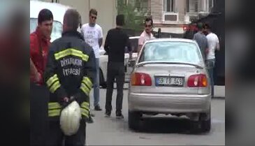 Boşanmak üzere olduğu karısıyla velayette anlaşamayınca üzerine benzin döküp kendini araca kilitledi
