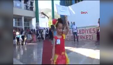 Fethiye'de atıklardan yaptıkları kıyafetlerle podyuma çıktılar