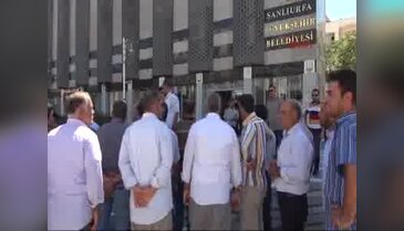 Şanlıurfa'da altyapı hizmeti alamayan mahalleli, belediyeyi protesto etti