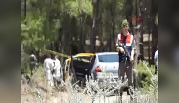 Ayrı yaşadığı eşi ve eşinin erkek arkadaşını öldürüp, kaçtı