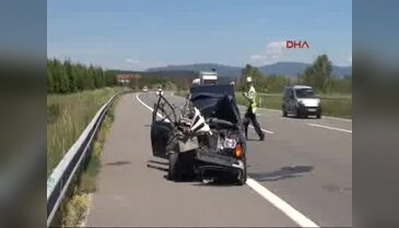 Bolu'da otomobil TIR'a arkadan çarptı: 1'i ağır 4 yaralı