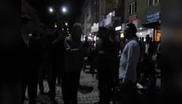 Hakkari Valisi Toprak, iftar sonrası vatandaşlarla sokakta çay içti