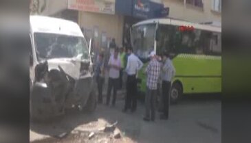 Servis aracı Halk otobüsüne çarptı 21 yaralı