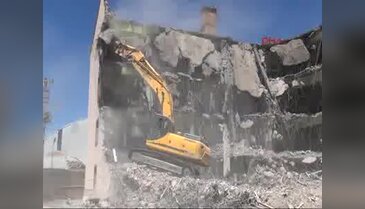 Yüksekova'daki hasarlı okullar yıkılıyor