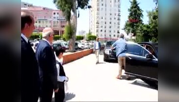 Adana'da Vali'yi karşılama kuyruğu