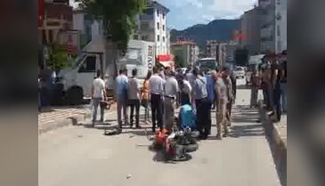 Kamyonet ile motosiklet çarpıştı: 2 yaralı
