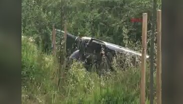 Lastiği patlayan otomobil su kanalına uçtu