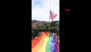 Orlando saldırısında ölenlerin anısına Konsolosluk binasına Gökkuşağı Bayrağı aöıldı