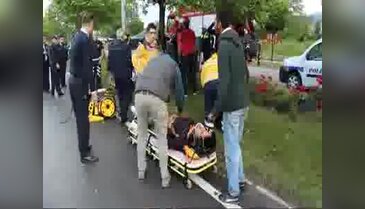 Otomobil ağaca çarptı: 3 yaralı