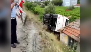 Manisa Alaşehir'de öğrenci servisi kaza yaptı