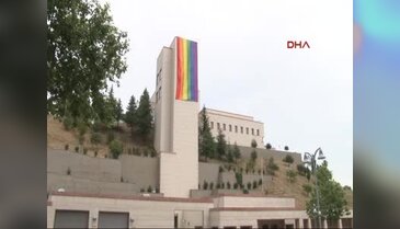 Orlando saldırısında ölenlerin anısına ABD Başkonsolosluk binasına Gökkuşağı bayrağı asıldı