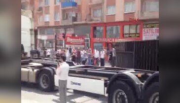 Bursa'da TIR'ın dorsesi devrildi, İstanbul-Bursa karayolu trafiğe kapandı