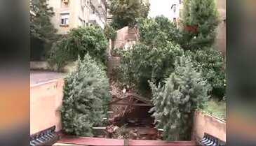 Kadıköy'de istinat duvarı çöktü
