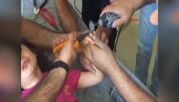 7 yaşındaki çocuğun parmağına sıkışan conta kesilerek çıkarıldı