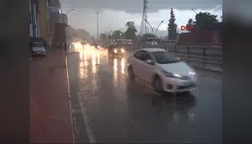 İzmit'te yarım saatlik sağanak hayatı felç etti