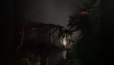 Bartın'da yıldırım düşen ev yandı