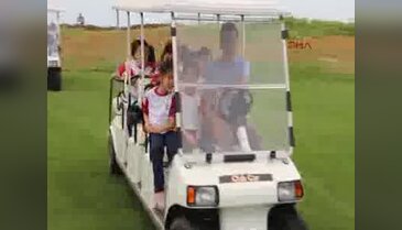 Dilek Öğretmen öğrencilerini golfle tanıştırdı