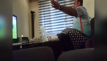 Türkiye - Hırvatistan maçını izleyen taraftar parçaladığı televizyonun üzerinde zıpladı