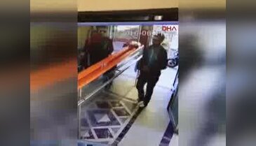 Döviz bürosunda sadaka kutusunu böyle çaldı