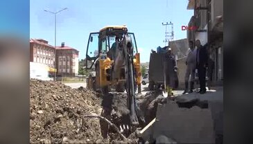 Yüksekova'da su isale hatları onarılıyor