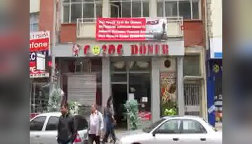İşyerine astığı pankartla teröre tepki gösterdi
