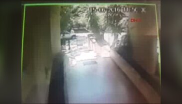 Kadıköy'deki kazada kamyondan dökülen gaz betonlar güvenlik kamerasına böyle yansıdı