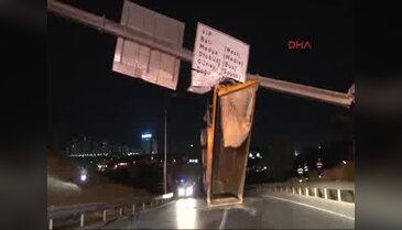 Kamyonun kasası asılı kaldı sürücü olay yerinden kupayla kaçtı