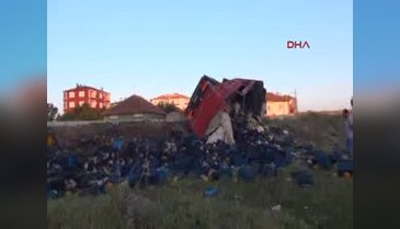 Çorum'da cenazeye gidenleri taşıyan otomobil tır ile çarpıştı 6 ölü 1 yaralı